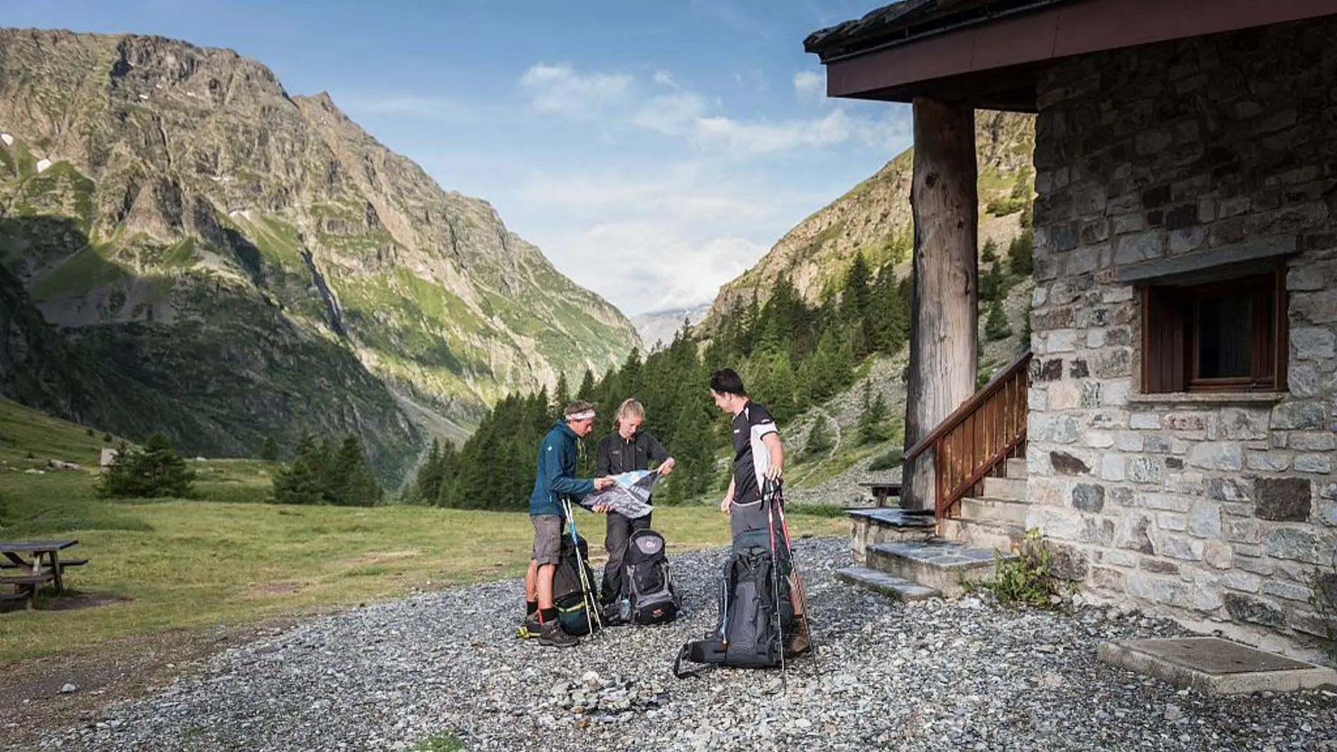 randonneurs devant le refuge du Pré de Chaumette