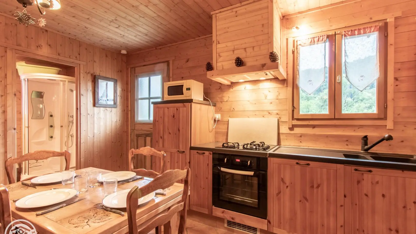 Cuisine et entrée du gîte