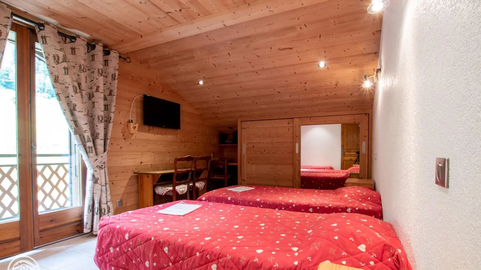 Chambre 2 avec 2 lits 90cm.