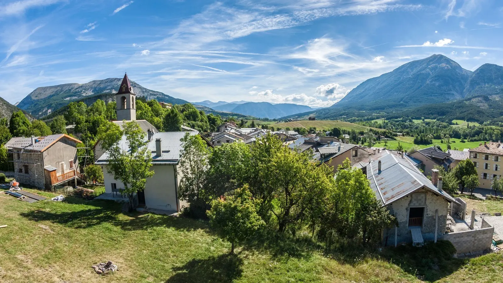 Village de Thorame-Basse en été