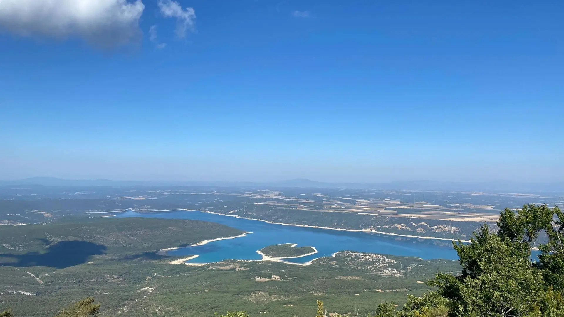 Vue du sommet du grand Margès sur le lac de Ste Croix , le plateau de Valensole, les grandes gorges du Verdon et Canjuers