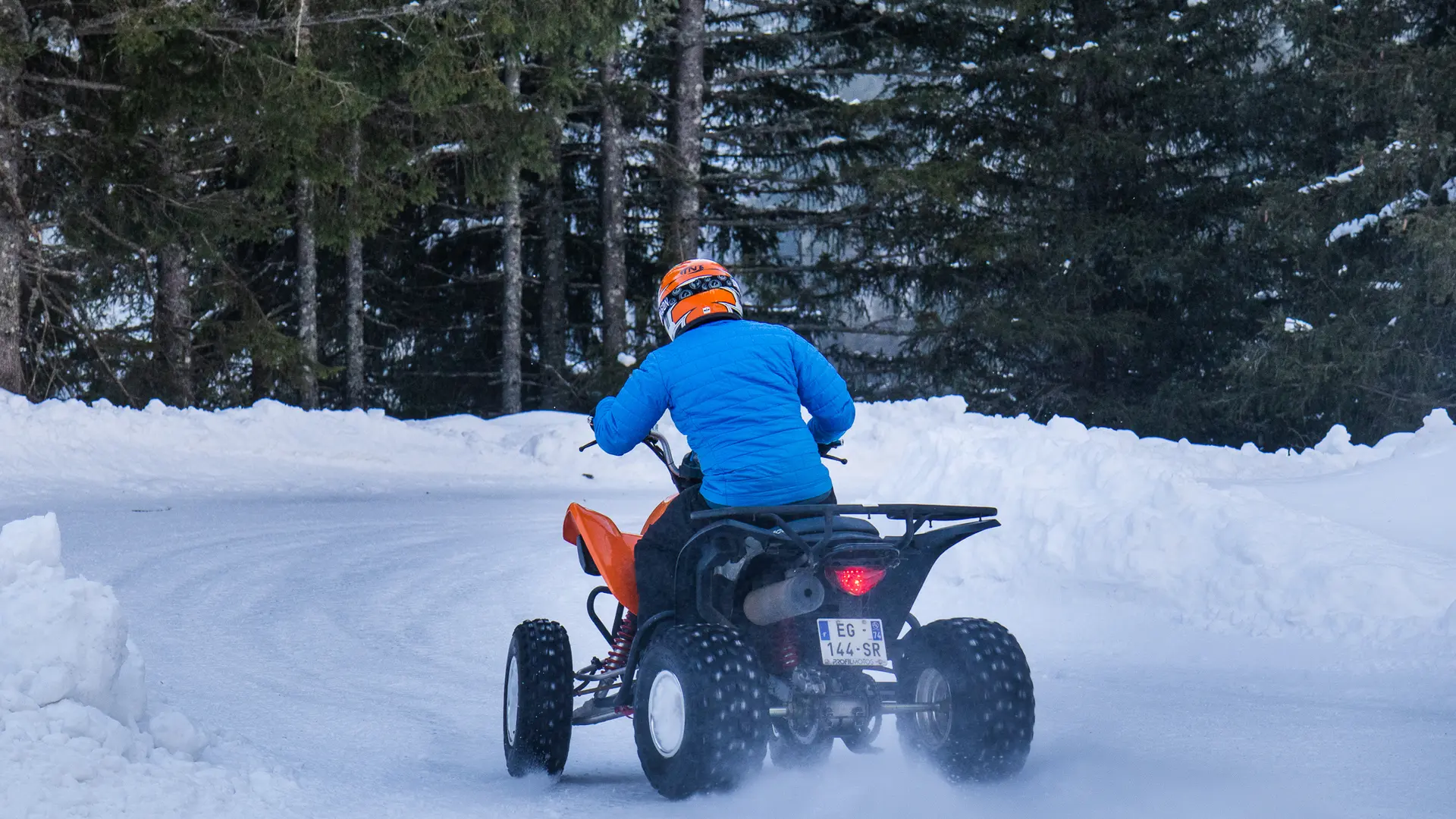 Quad dérapant sur le parcours en glace