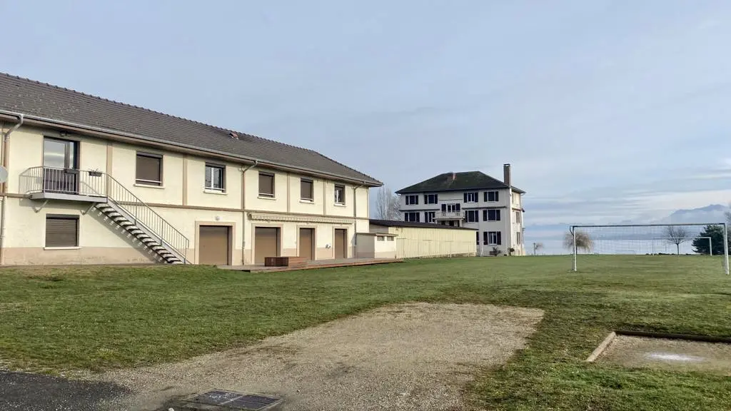 Bâtiment dortoir et bâtiment restauration vus de l'extérieur