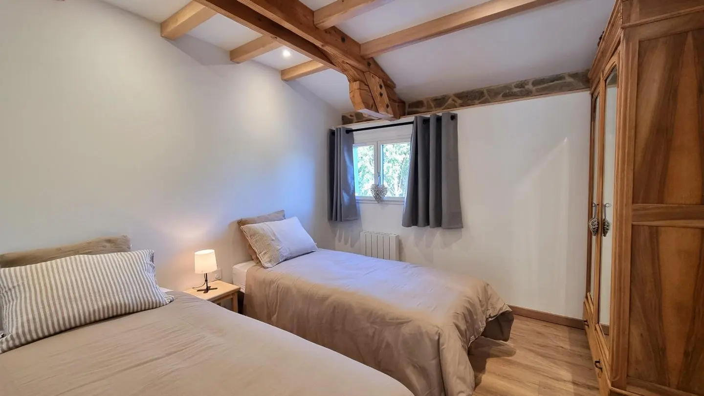 Chambre 2 : deux lits 90x200cm.
