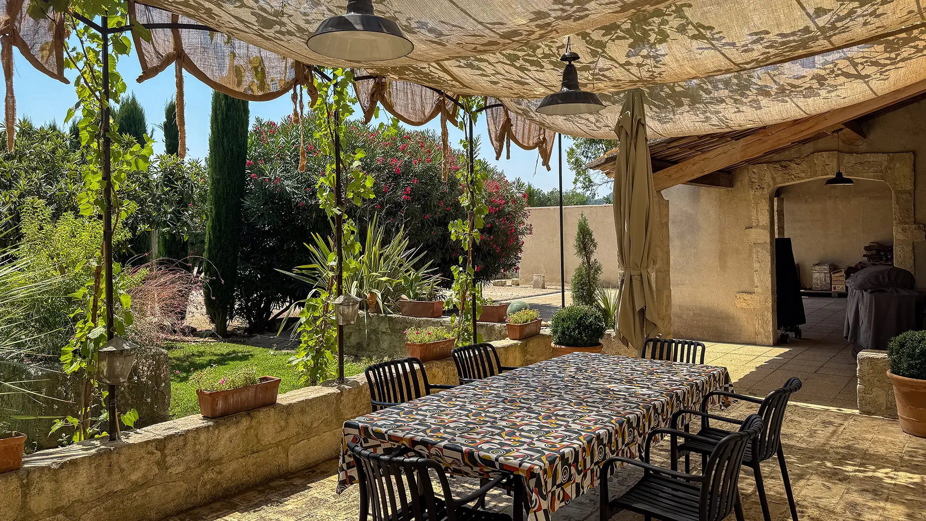Terrasse ombragee par une tonnelle