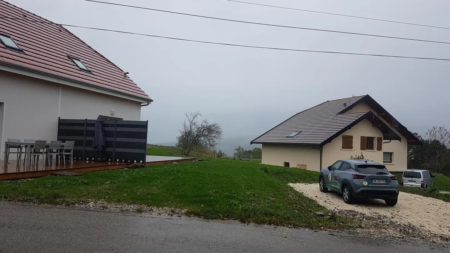 Stationnement possible devant la terrasse