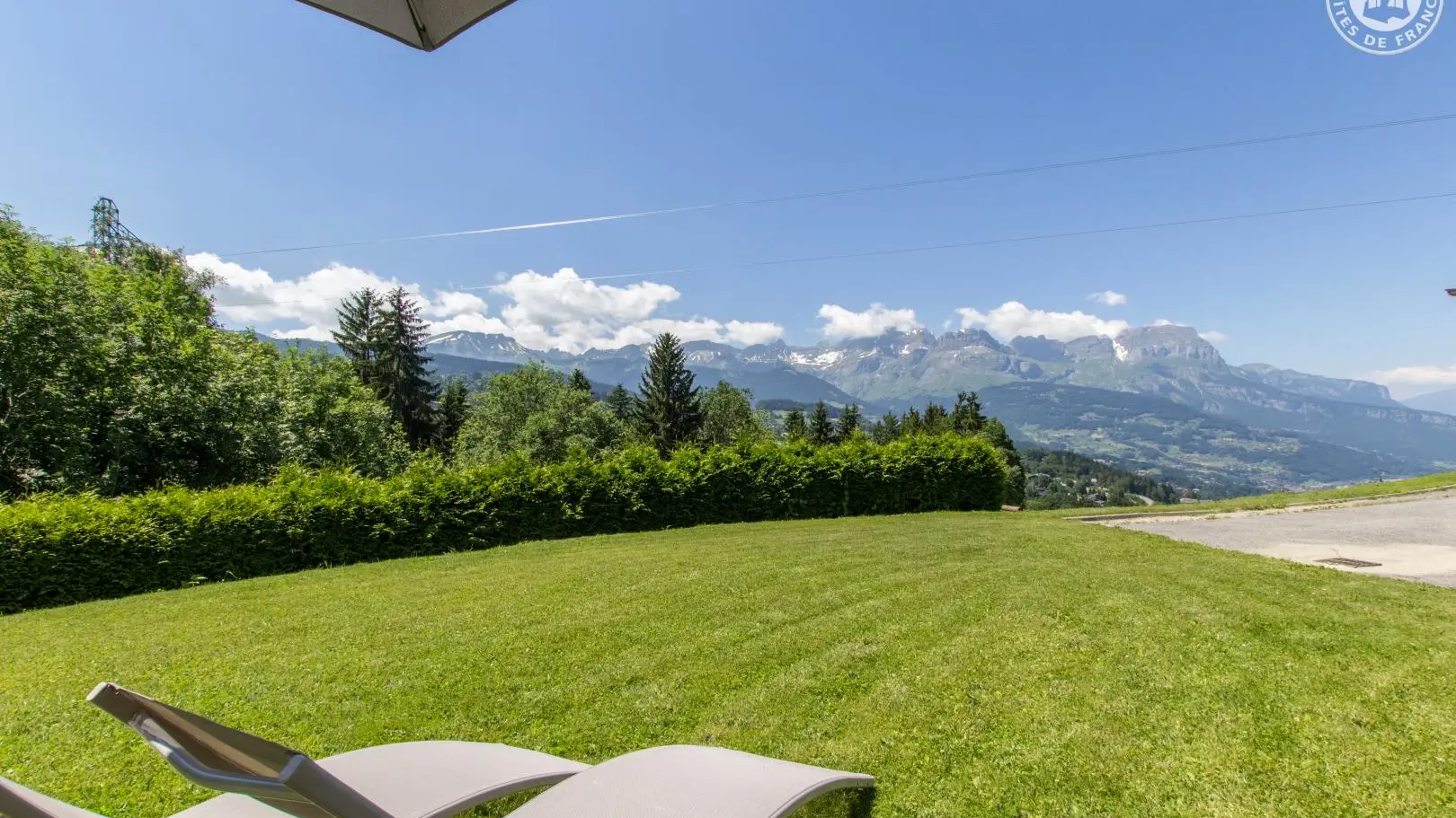 Vue depuis le gîte, le jardin et la terrasse