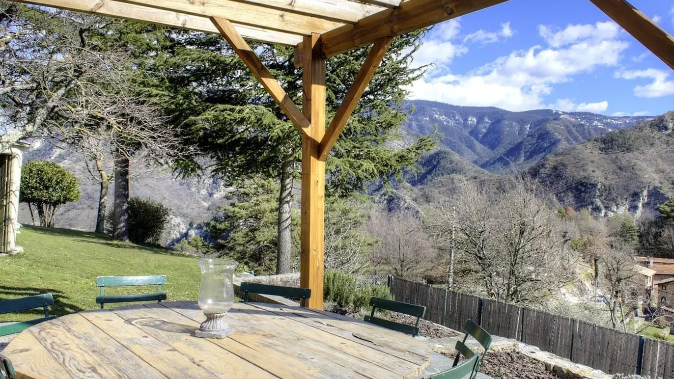 Gîte l'Aire - Terrasse devant cuisine d'été - Lantosque - Gîtes de France des Alpes-Maritimes