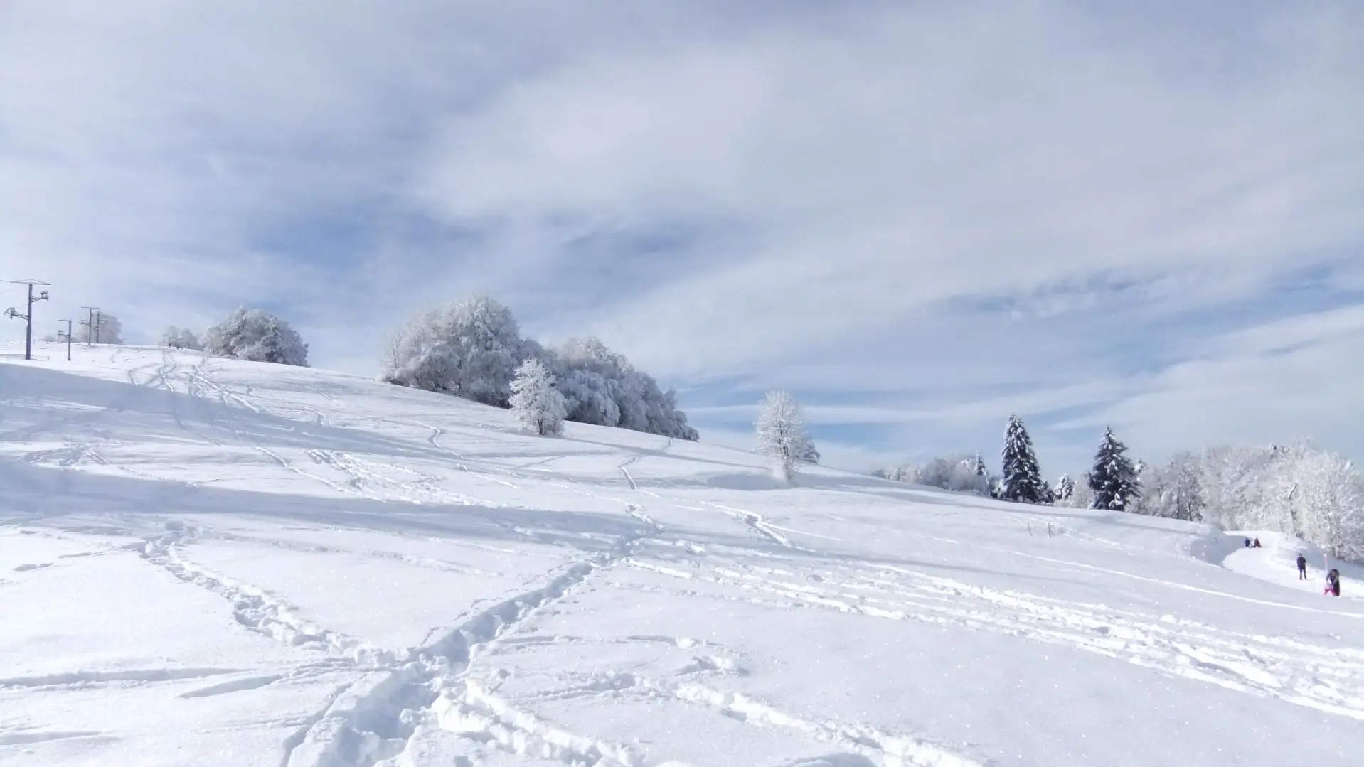 au loin a gauche le remonte pente