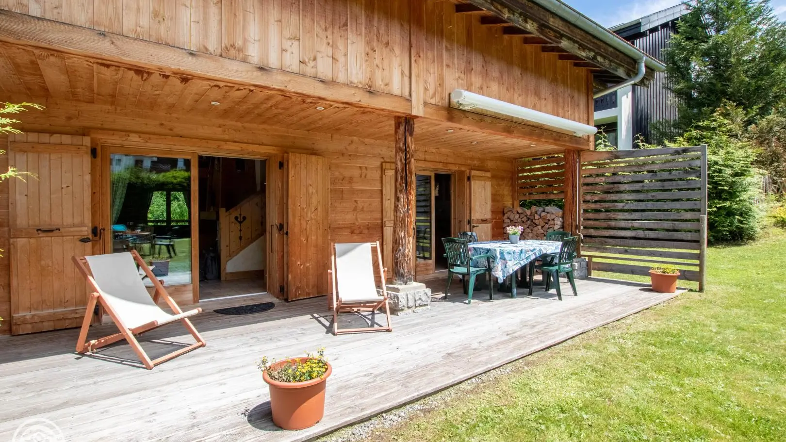 Terrasse très bien équipée.