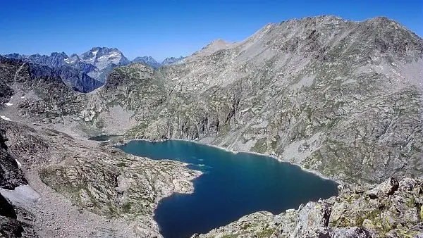 Vue plongeante sur le lac de l'Agnel en Roya par un temps très lumineux. C'est un des plus grands lacs du Mercantour.