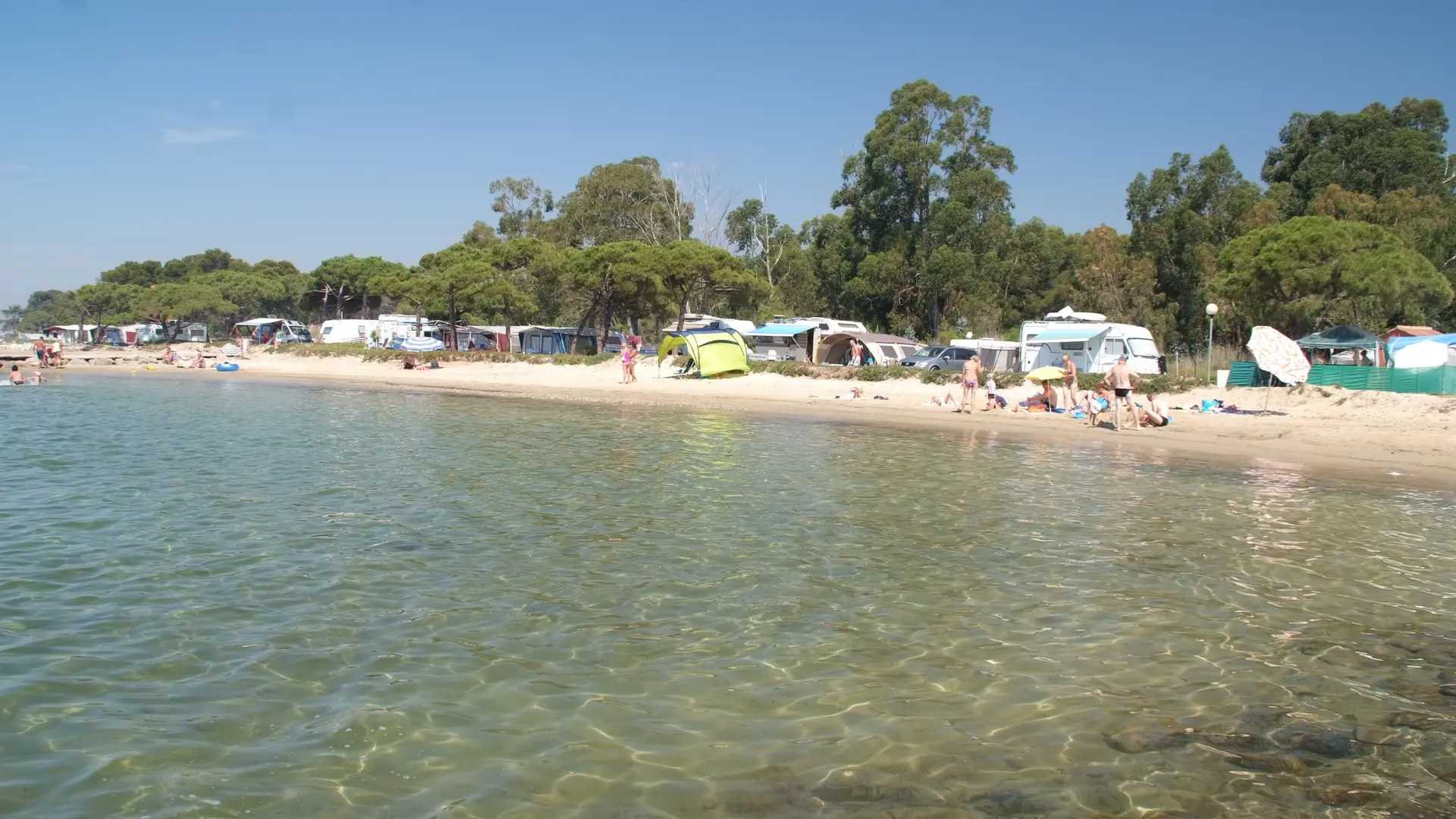 Mit den Füßen im Wasser