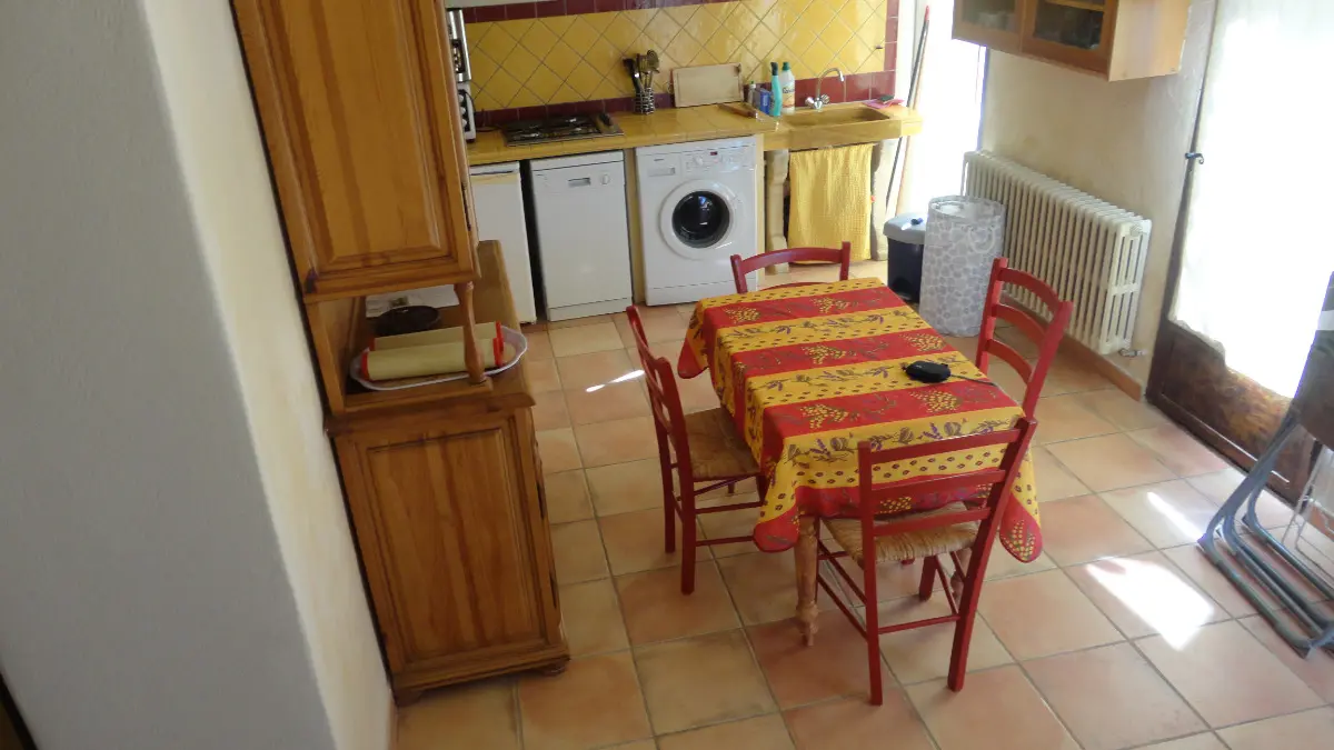 vue séjour à partir escalier accès chambre