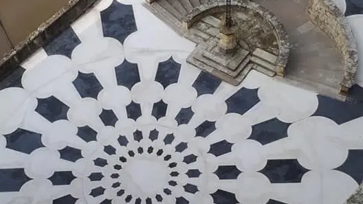 Parvis - Collégiale Saint Sauveur