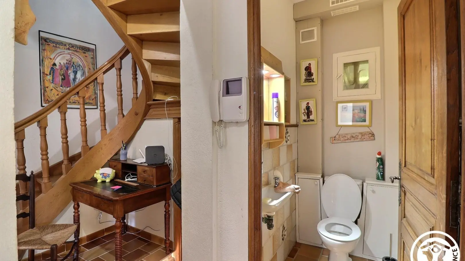 Bureau et WC au rez-de-chaussée