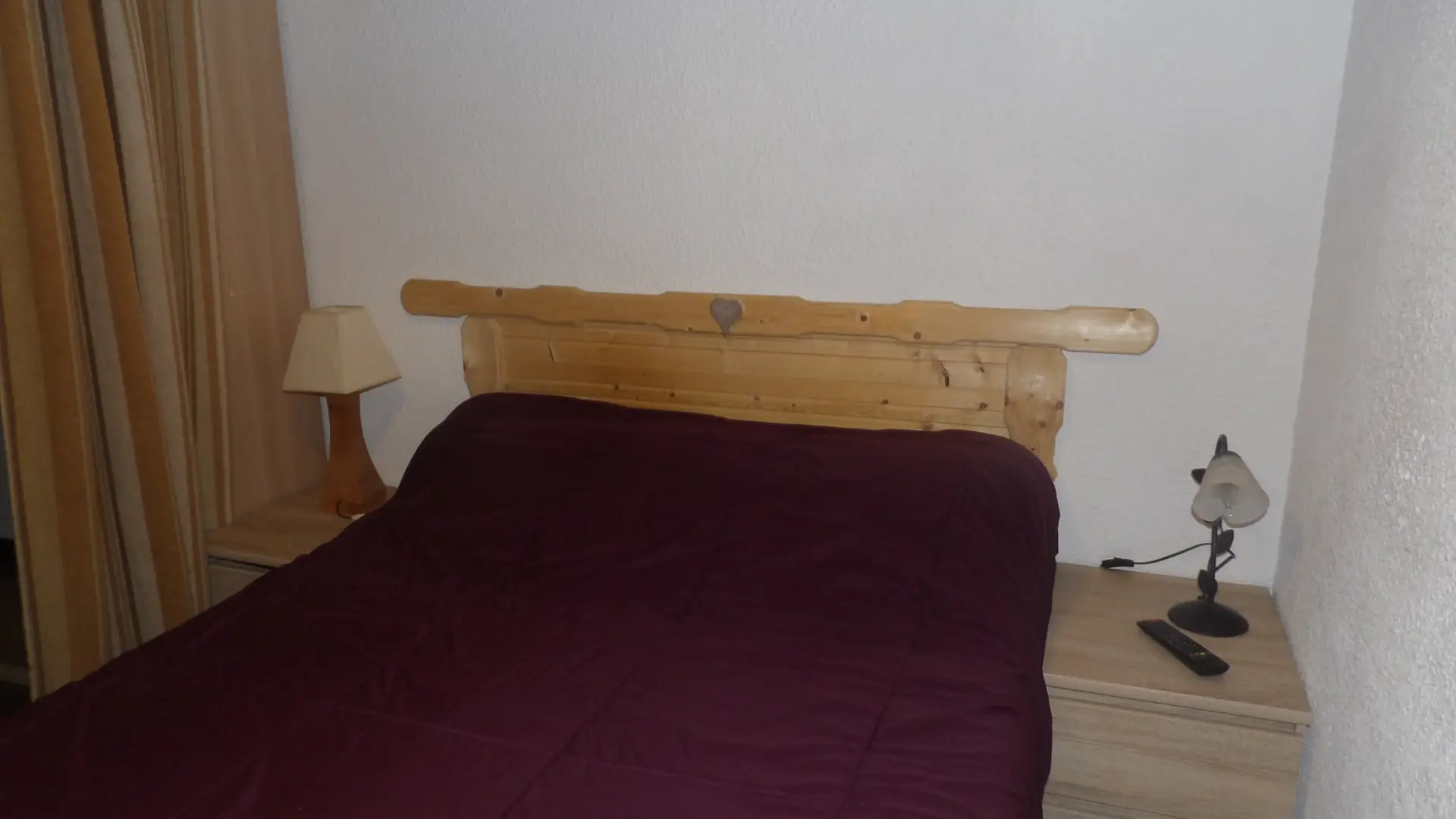 Espace nuit avec un lit double, séparé par un rideau