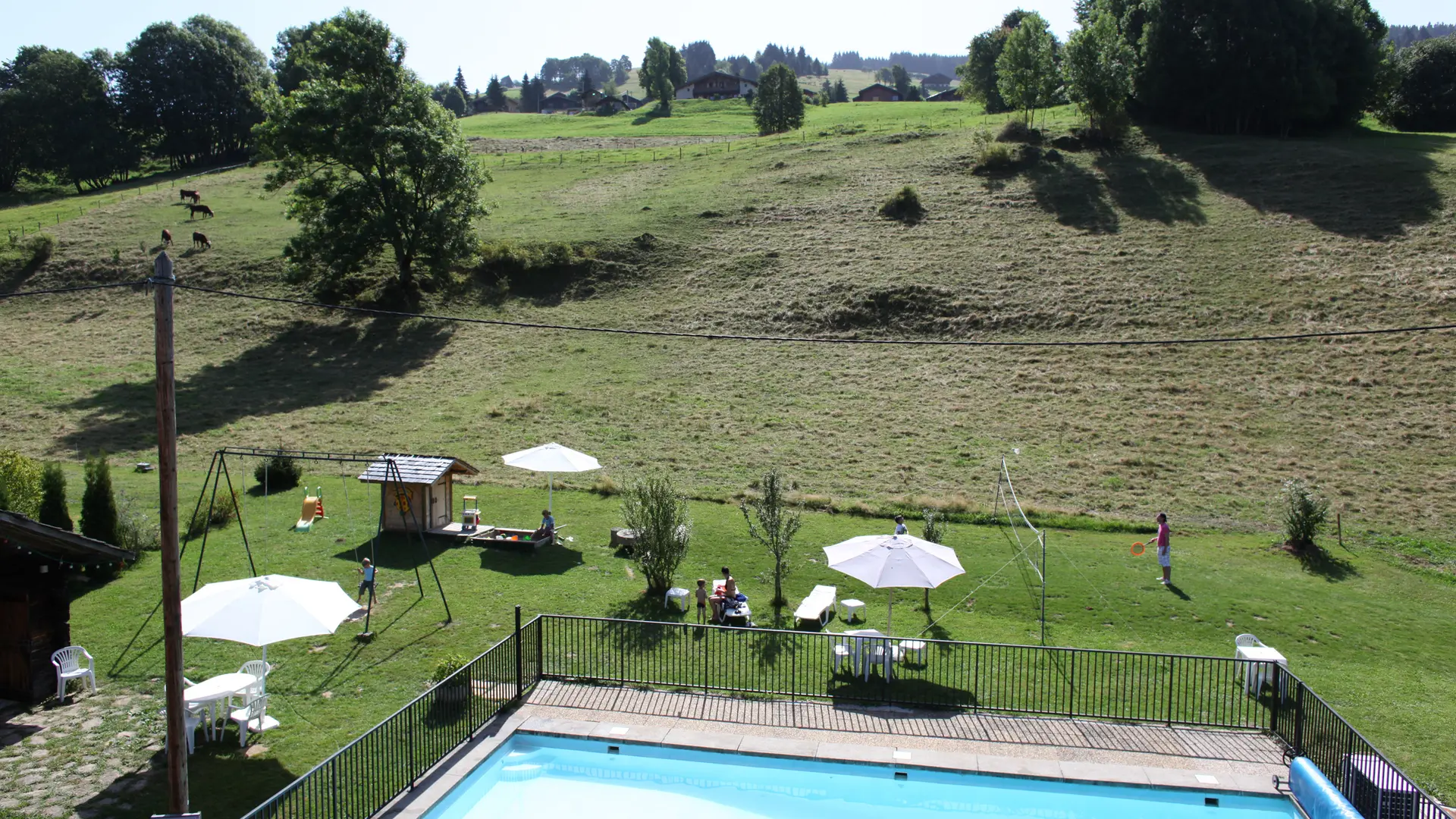 Chalet La Marmotte, Vue Piscine, aire de jeux et champs