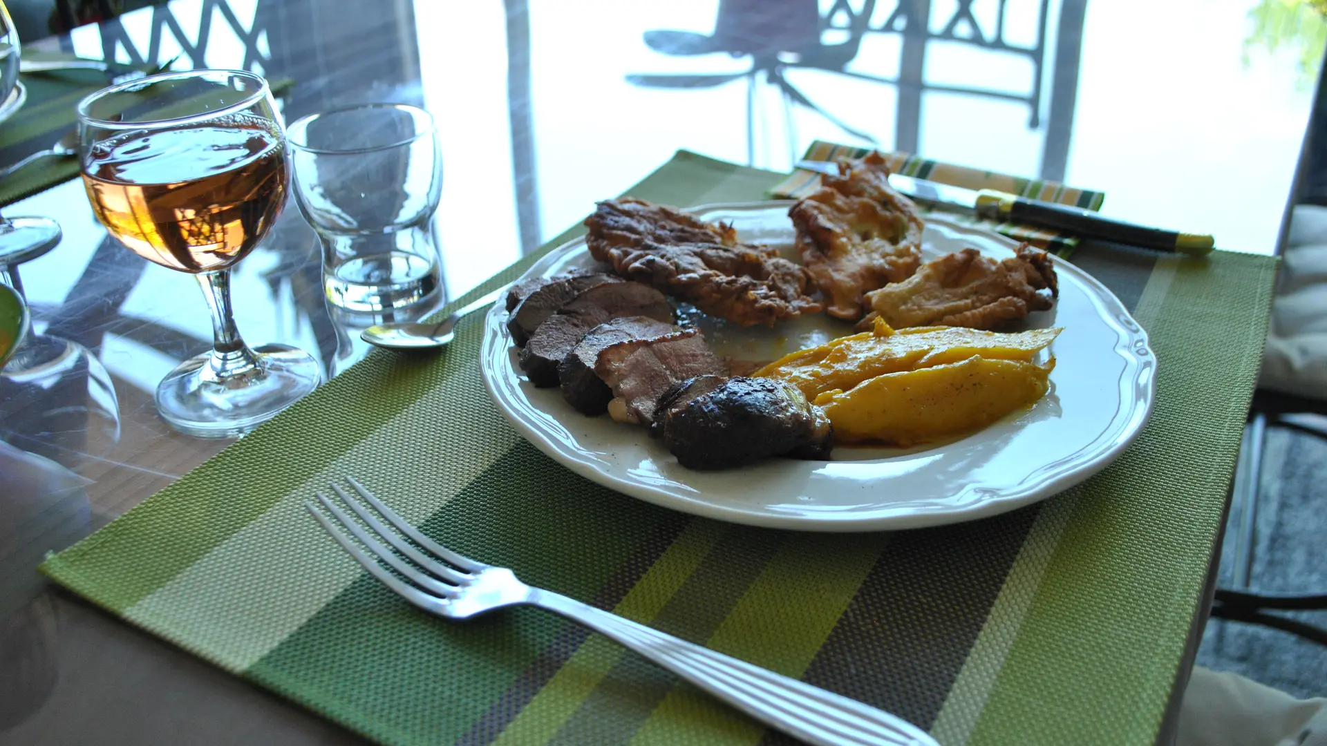 Assiette plat d'été avec magret de canard, mangue et beignets de fleurs de courgettes du jardin