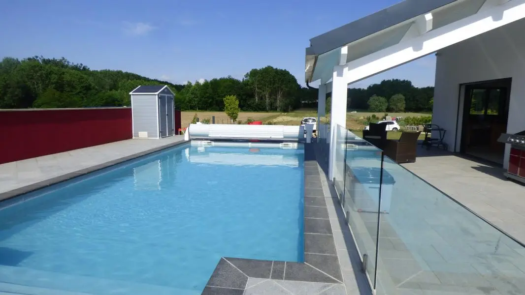Gîte indépendant avec piscine privative pour les hôtes.