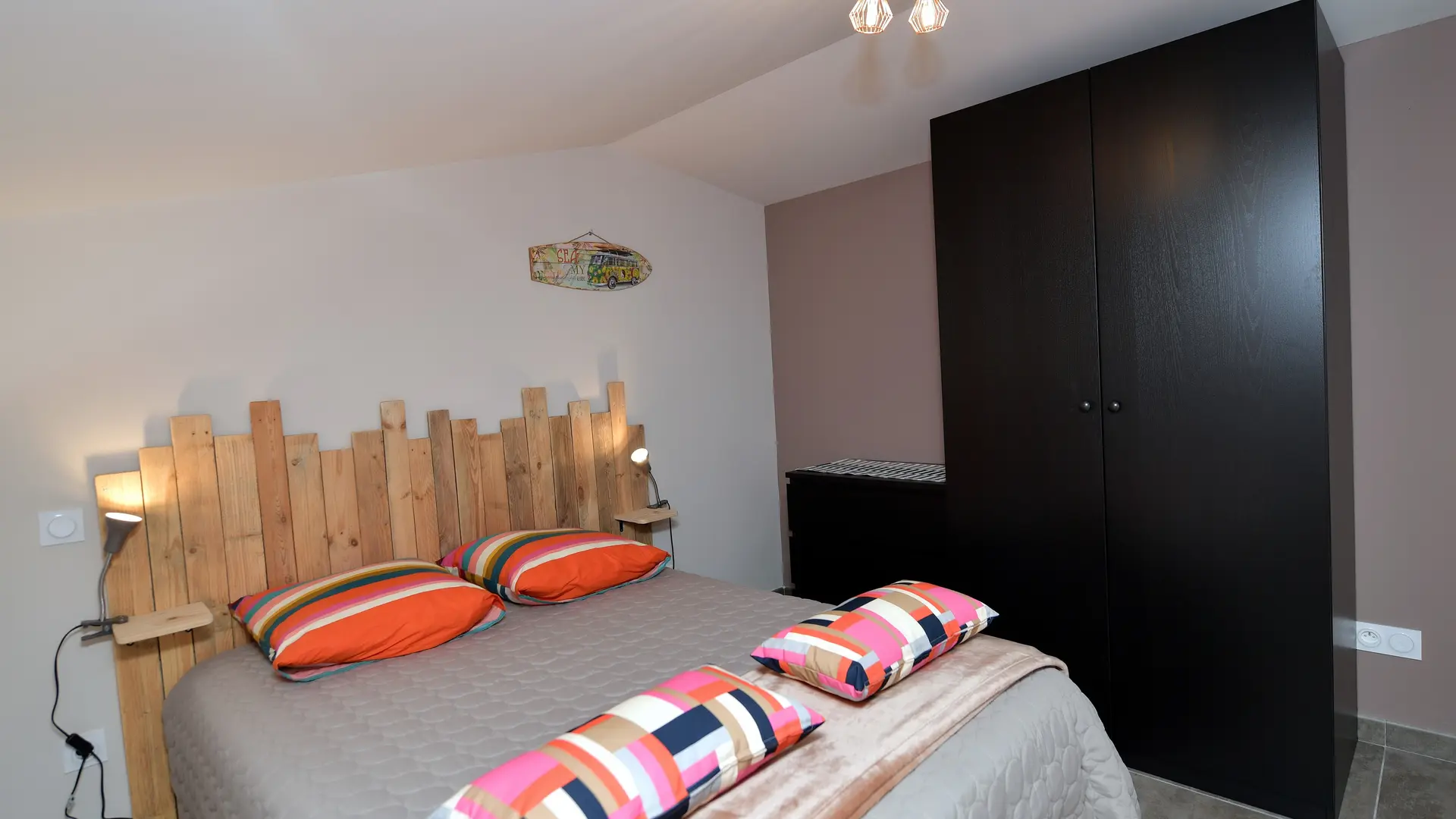 Chambre double gîte avec terrasse et accès à la piscine