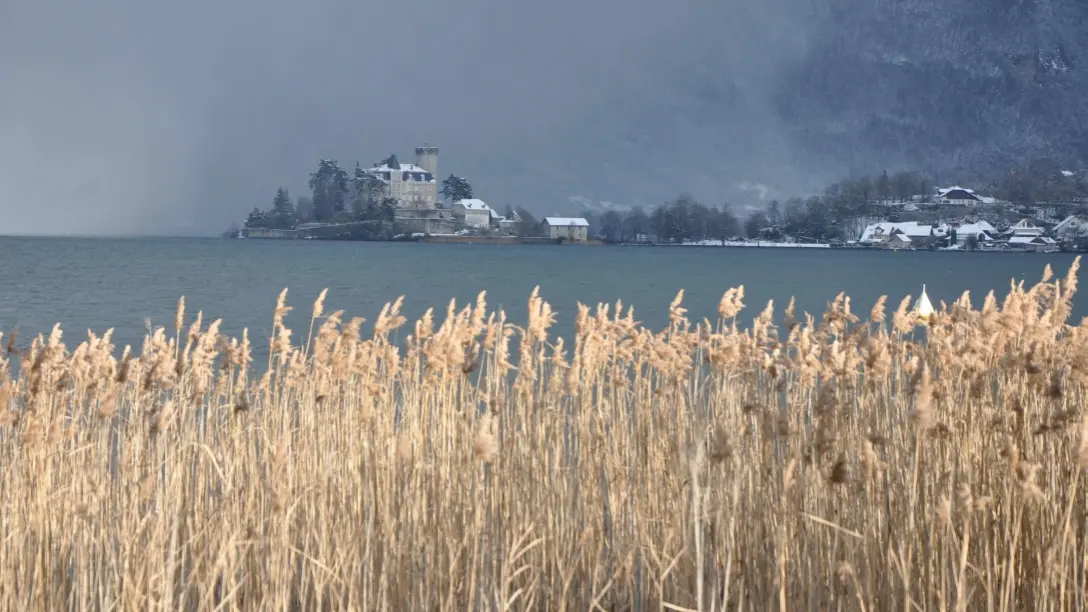 château de Duingt visible en suivant les bords du lac ...
