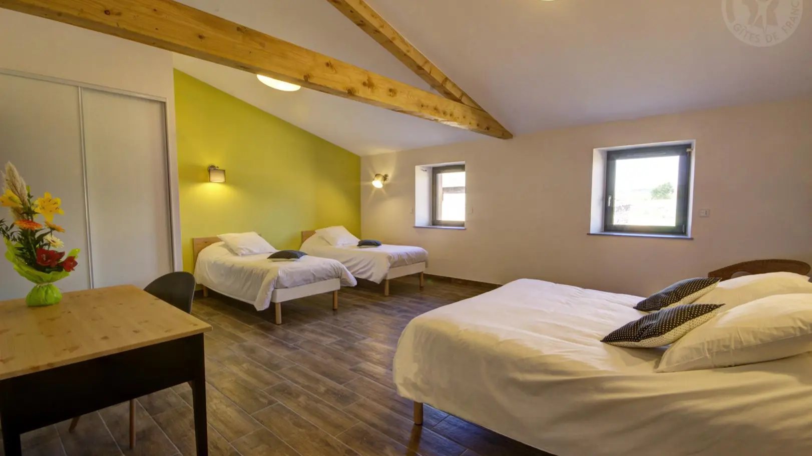 Chambre La Soie : 2 lits 90 et 1 lit 140. Sanitaires complets et privatifs.