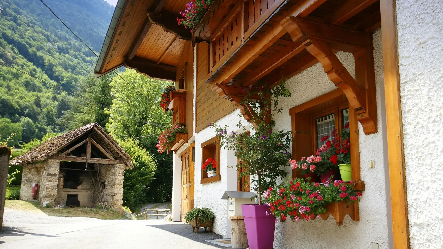 Devant le gîte, four traditionnel