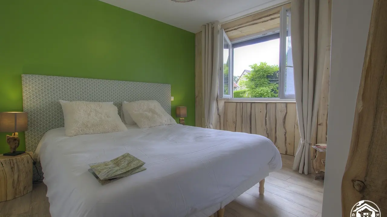 Chambre Maki lit double et lit simple. Salle d'eau privative. Ambiance nature.