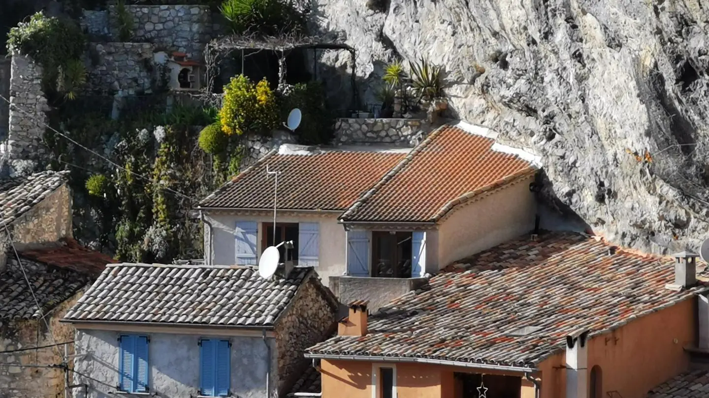 Gîte : maison aux volets bleus ouverts