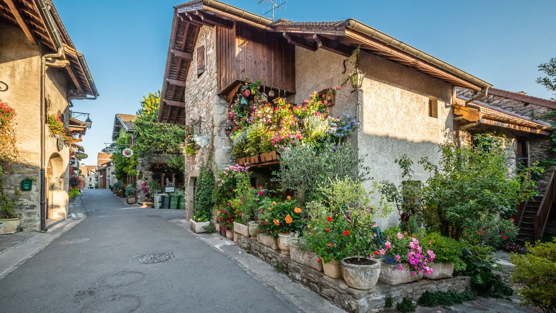 Rue et maison fleurie