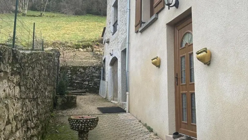Allée qui conduit à la porte d'entrée fin de l'hiver