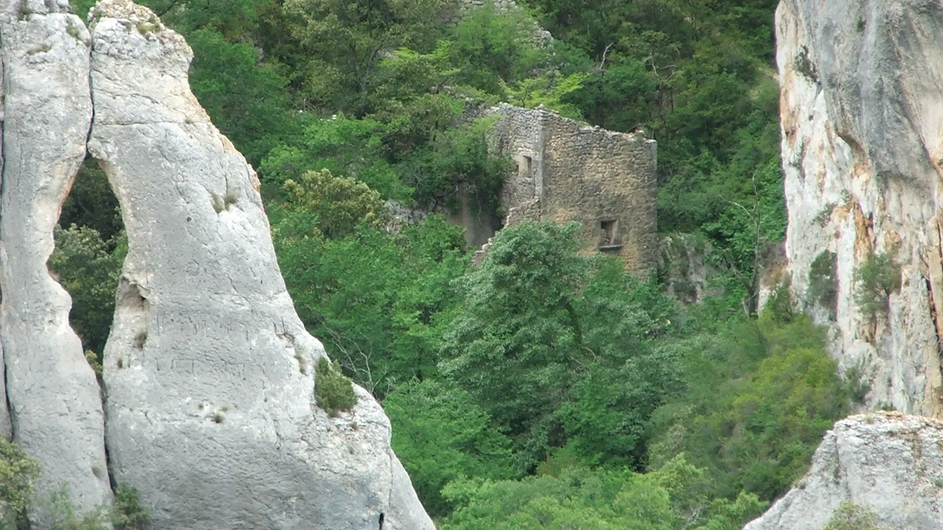 Le moulin Jean-de-Marre tapit au fond des gorges de Véroncle