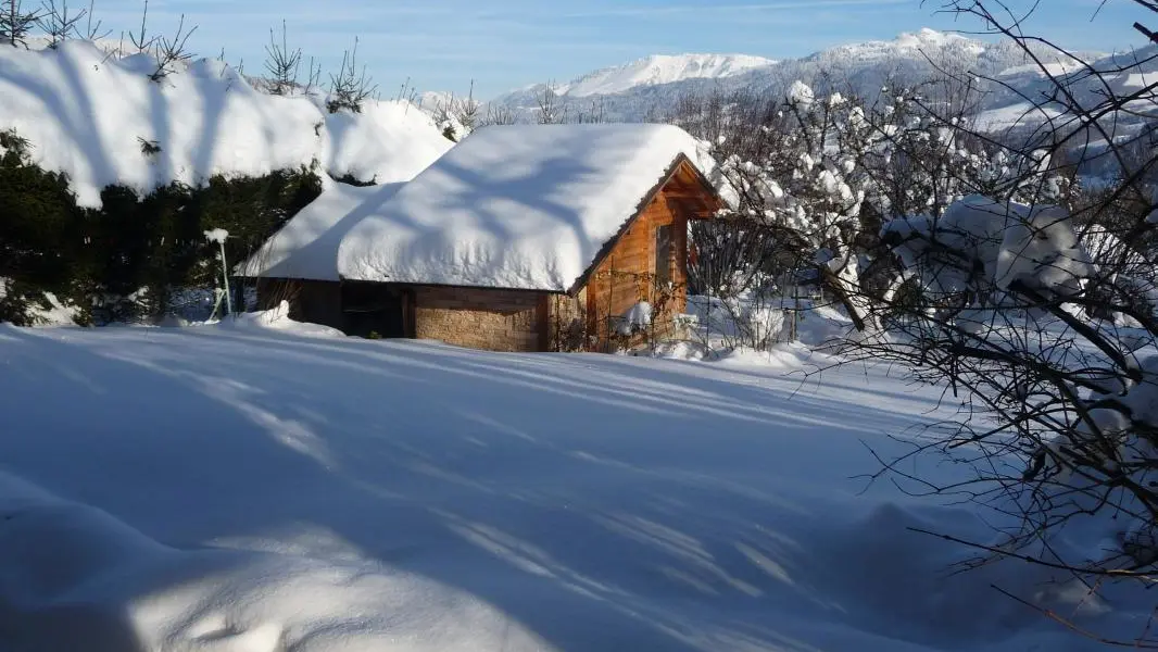 Jardin l'hiver vue de la terrasse du gite