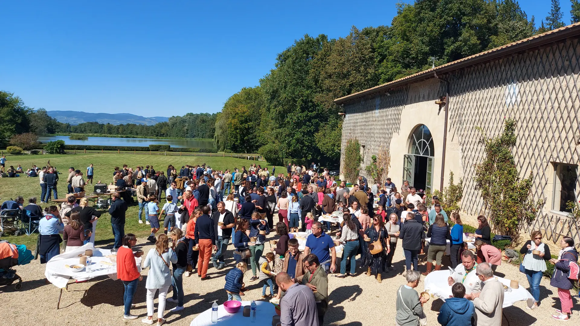 Cocktail en extérieur - Vue sur le Beaujolais