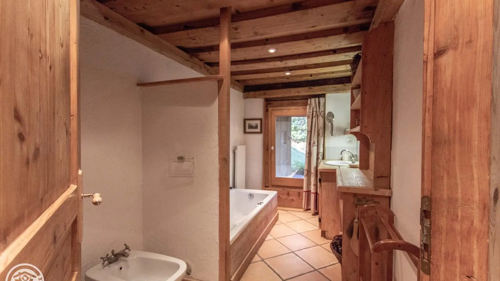 Salle de bain avec sanitaires