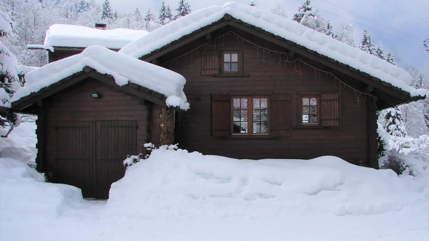 Le chalet sous la neige.