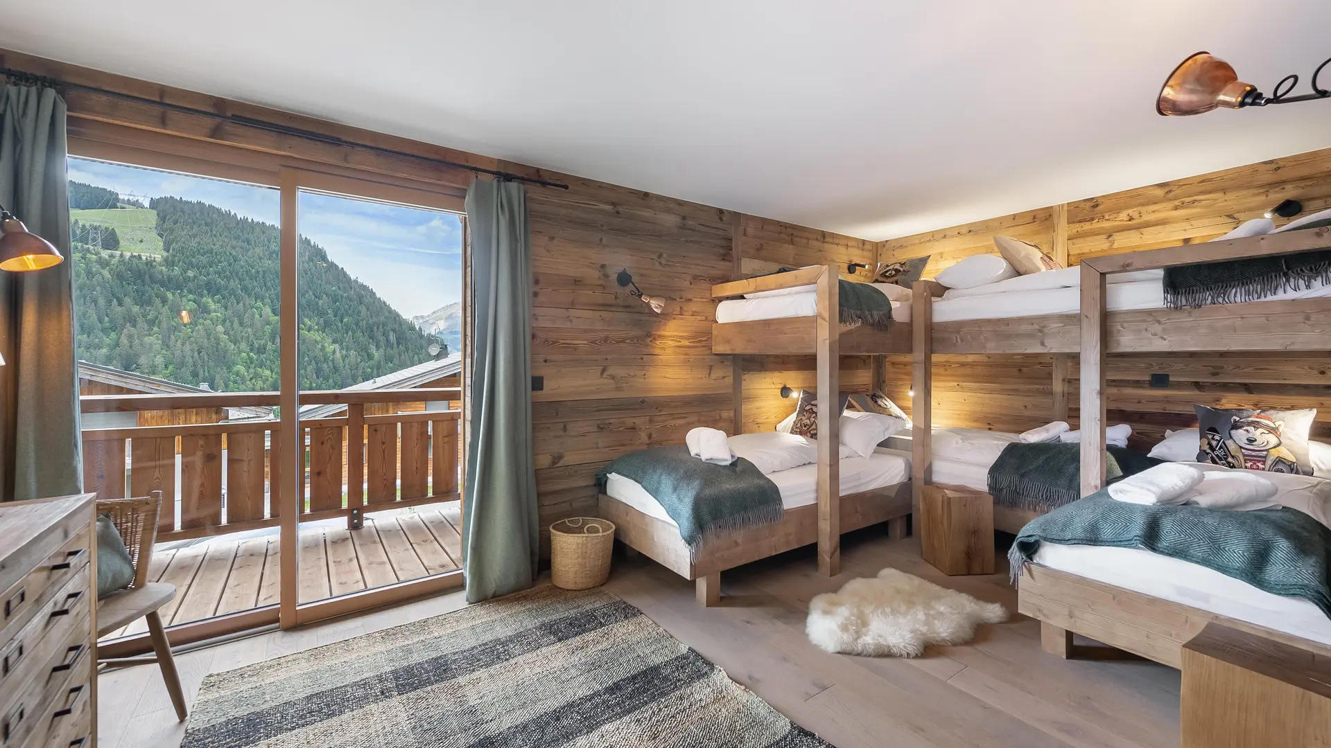 Chambre idéale pour les enfants avec lits superposées, baie vitrée donnant accès au balcon