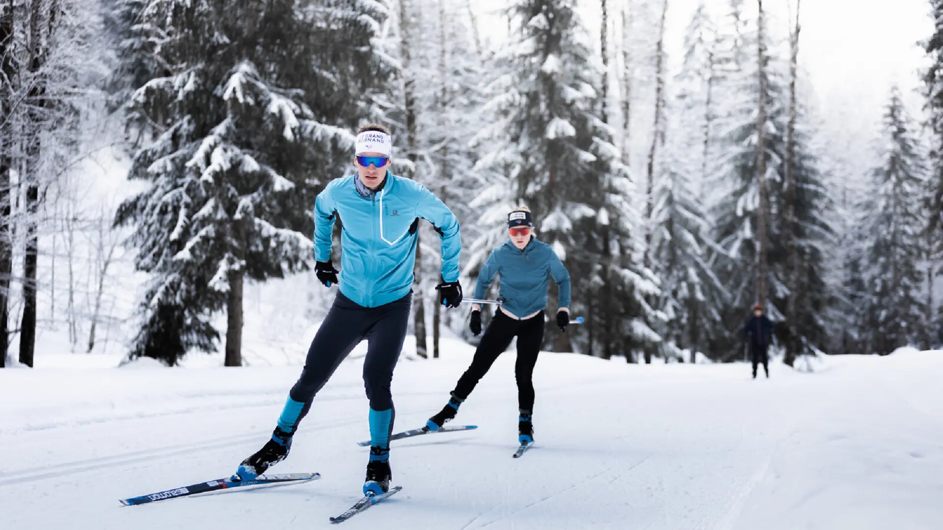 deux skieurs sur sur les pistes du domaine de ski nordique du Massif des Aravis