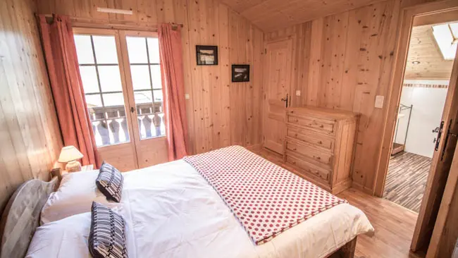Chalet Kassy Morillon - Chambre double lumineuse et inspirante avec salle de bains