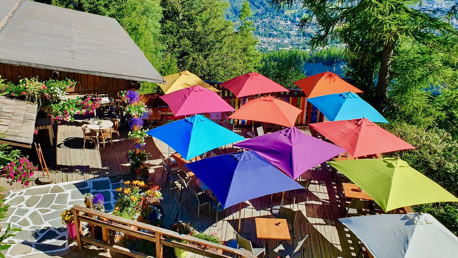 Vue sur la terrasse du Chalet depuis le sentier didactique