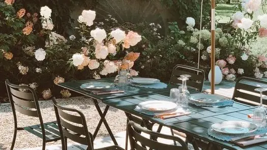 Diner au bord de la piscine