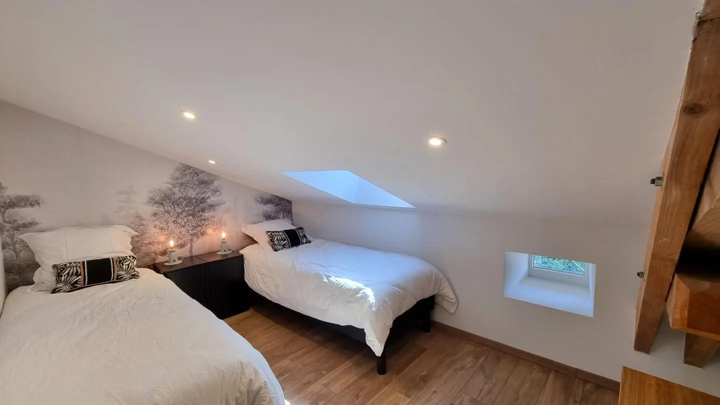 Chambre 4 :  un lit 160x200 modulable en deux lits 90 ( chambre mansardée avec surface au sol 11m²).