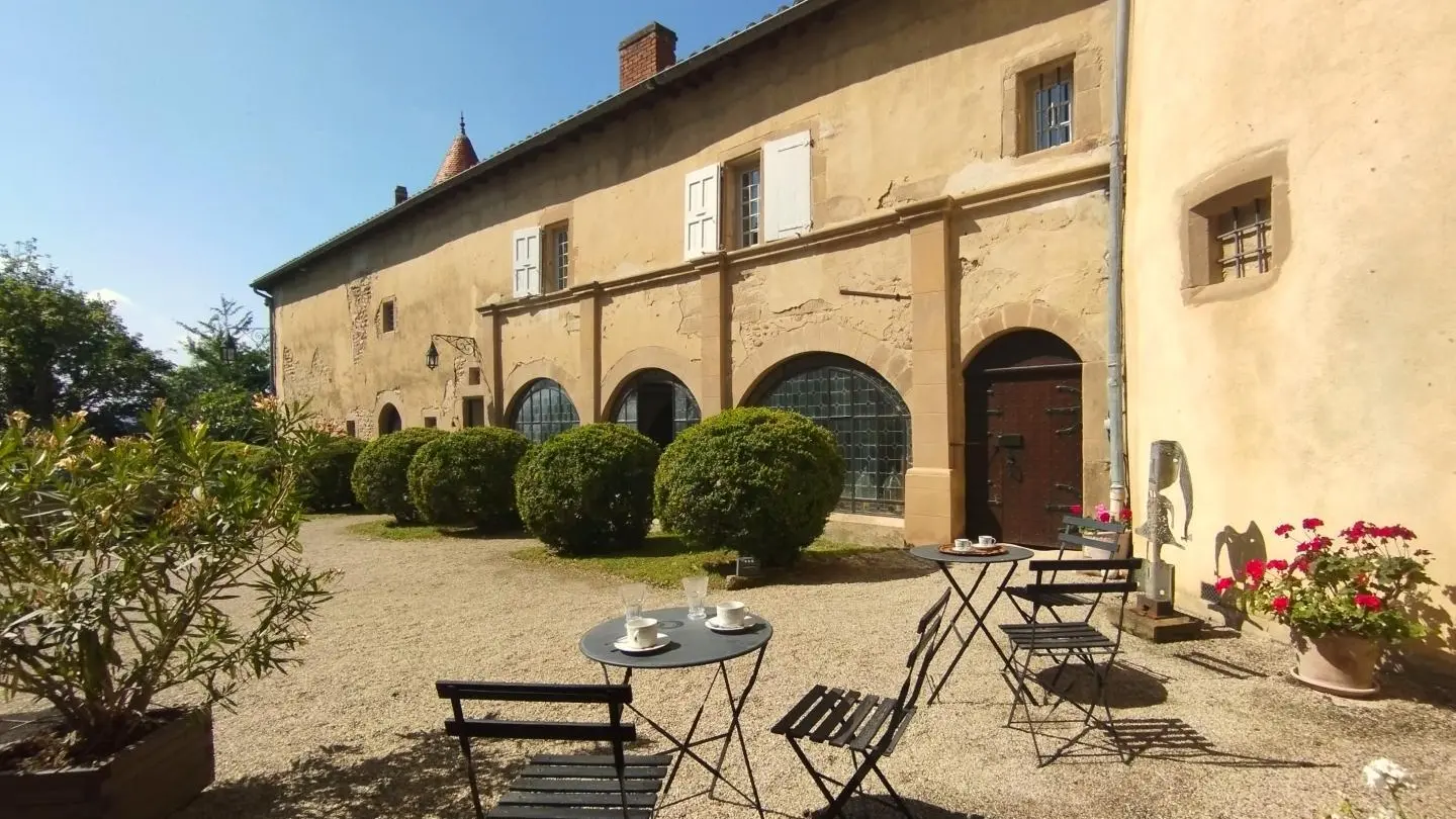 Espace commun : des tables et chaises à votre disposition dans la cour du château et dans le parc