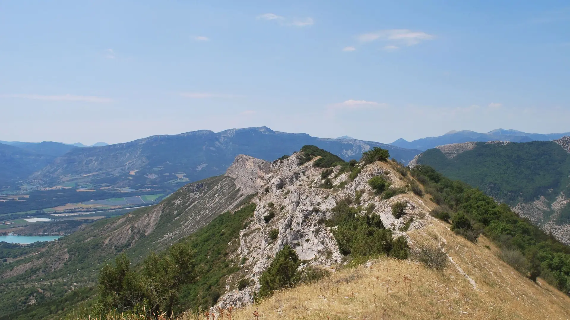 Point de vue sur les crêtes et le plan d'eau du Riou
