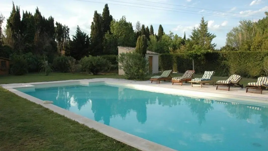 PISCINE 12 x 6 m ouverte uniquement de MAI à OCTOBRE (voir horaires)