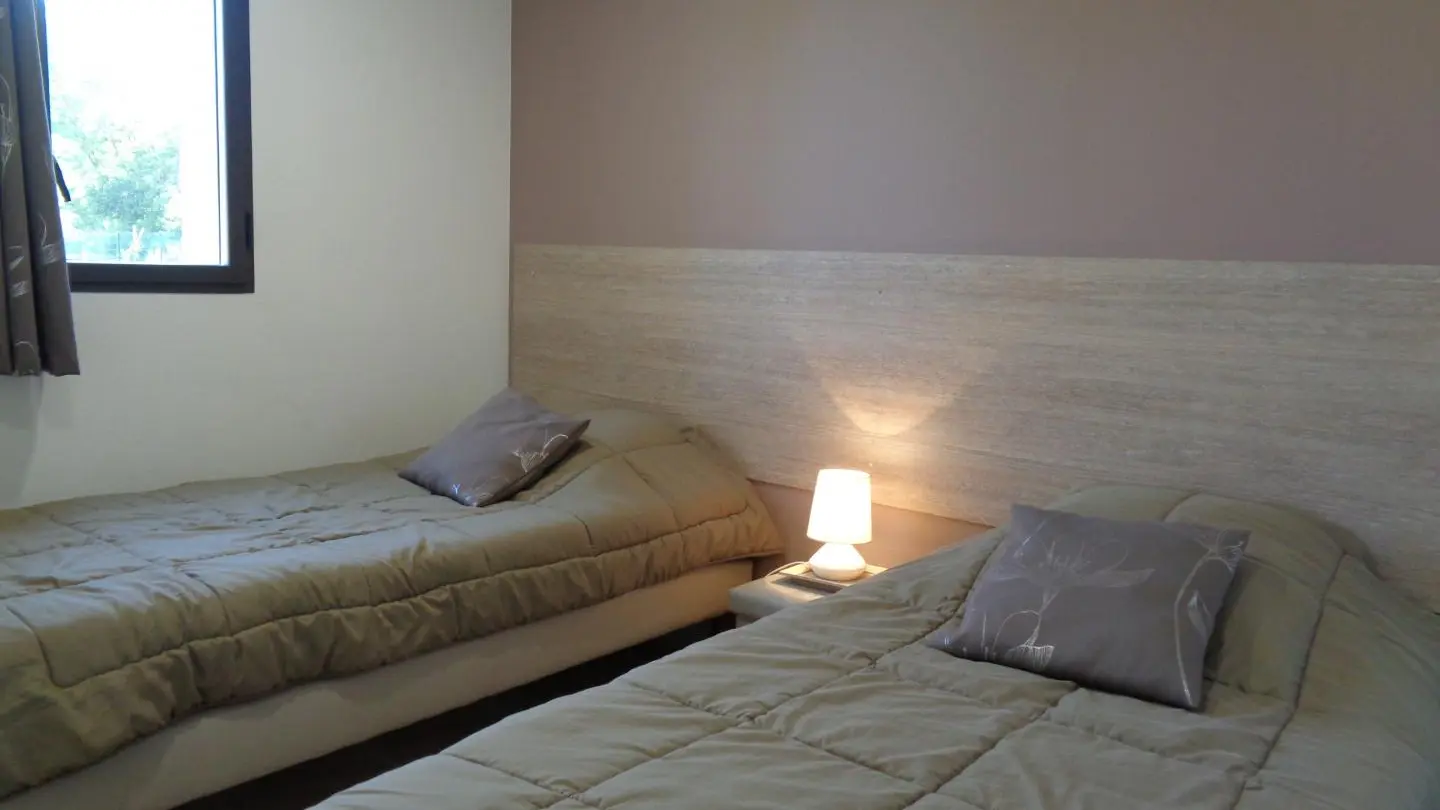 Chambre avec 2 lits 90.