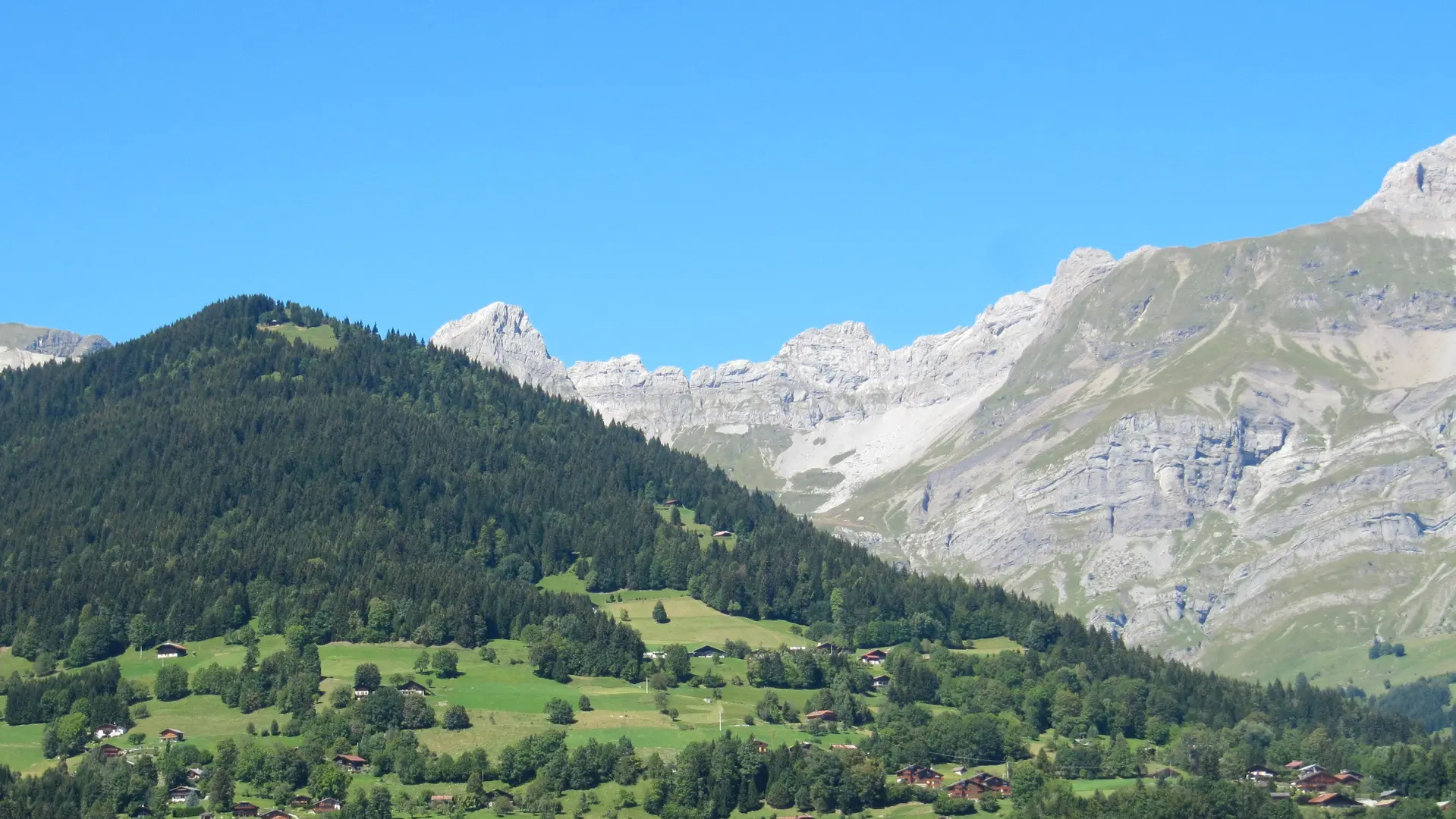 Vue de la montagne de Tête Noire depuis le village