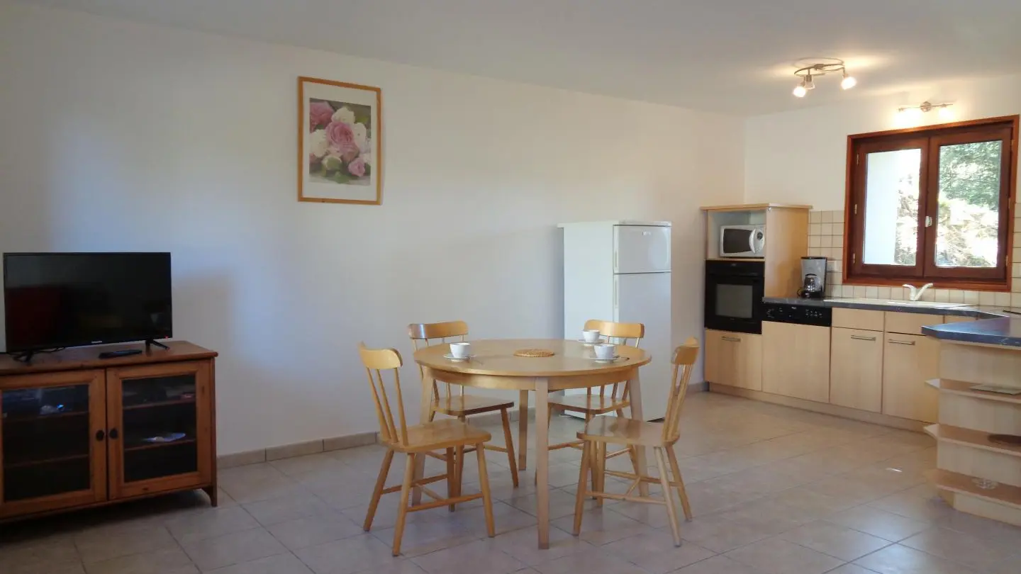 Pièce à vivre : cuisine ouverte sur la salle à manger et l'espace détente.