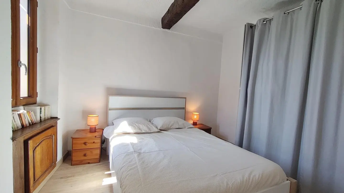 Chambre 1 - 1 Lit 140x190 et un grand placard/dressing. Vue dégagée sur village et montagne. Le Four 2 d'llonse - Gîtes de France Alpes-Maritimes