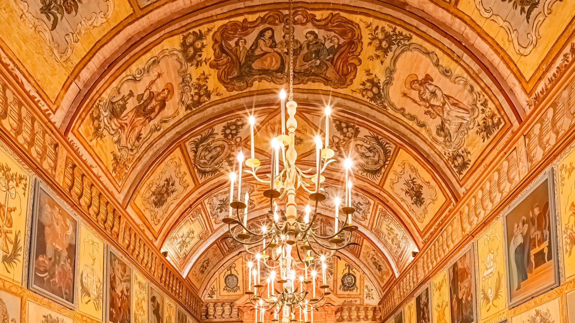 voute en berceau panneaux de bois peints